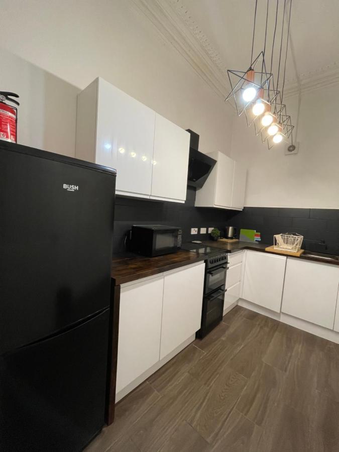 Deluxe Huge Detached House With Parking, Sleeps Up To 30 People, 2m From Centre *
