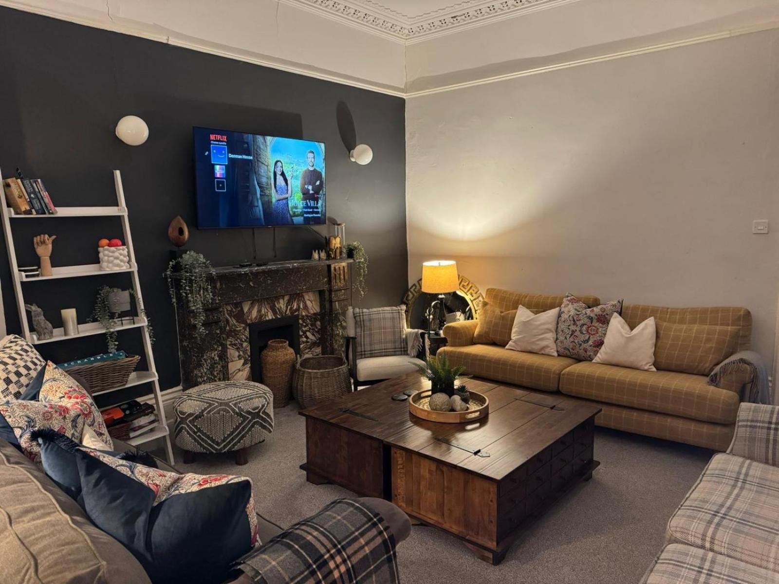 Holiday home Deluxe Huge Detached House With Parking, Sleeps Up To 30 People, 2m From Centre